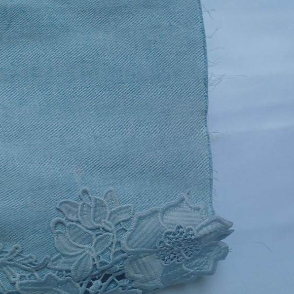 One 5 One Jean Skirt Light Wash, Lace Floral Applique, Size M, Raw Hem, 18" L - Picture 7 of 7